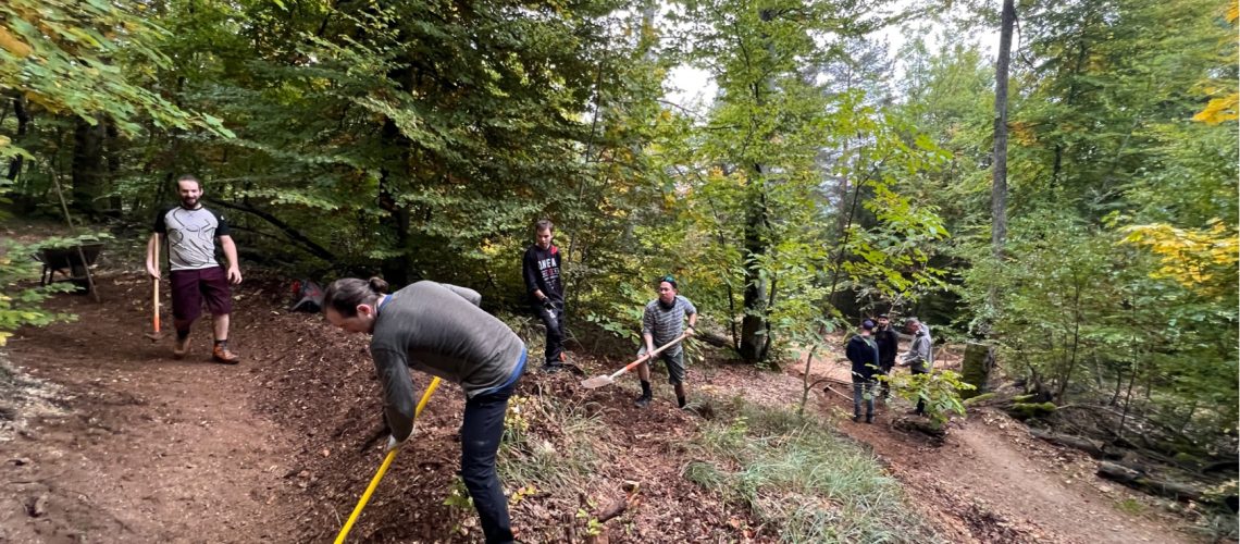 Mitglieder beim shapen eines Trails - Trailnet Nordwestschweiz
